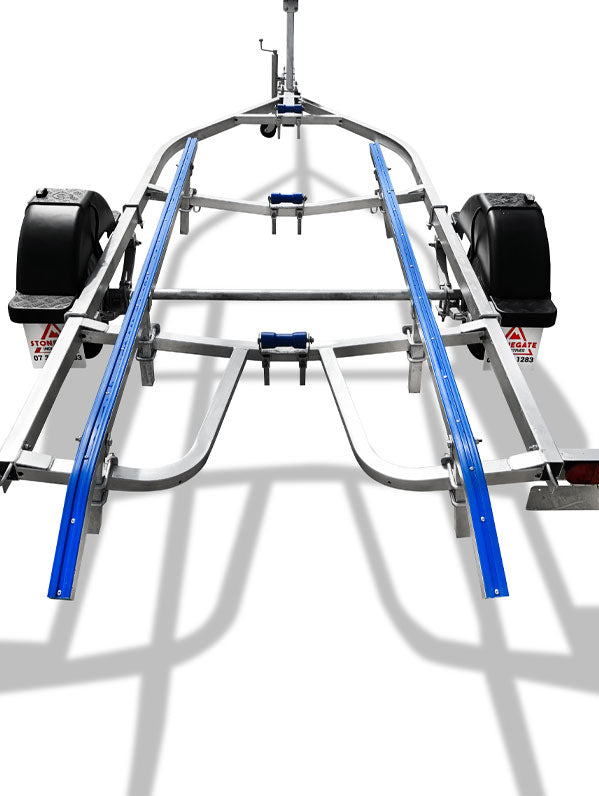 4900 SERIES BOAT TRAILER WITH DISC BRAKES (WOBBLE ROLLERS OR SKID TYPE)