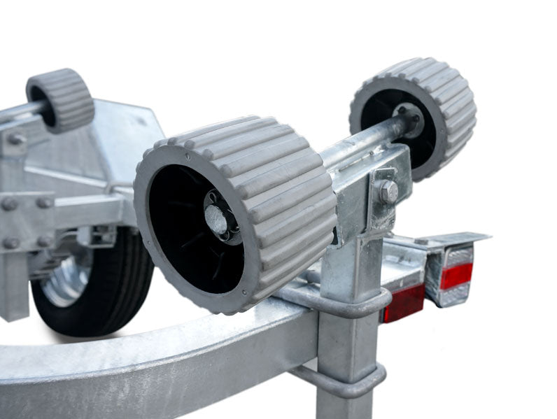 4900 SERIES BOAT TRAILER WITH DISC BRAKES (WOBBLE ROLLERS OR SKID TYPE)