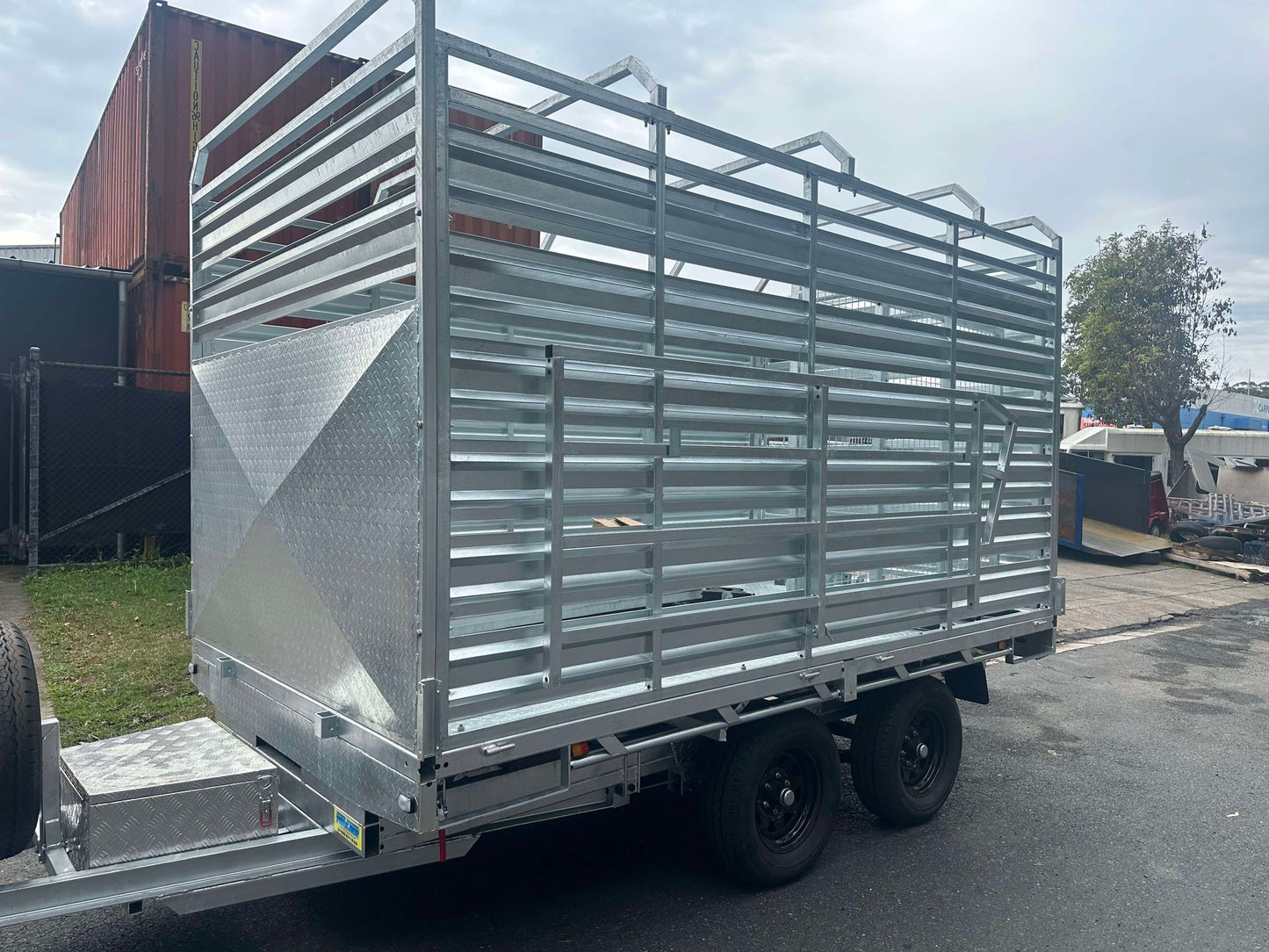 12 x 7 ft Tandem Flat Top Hydraulic Cattle Crate Tipper Trailer with Loading Ramps & Cage ATM 3500kg  – ATM 3500kg Galvanized QLD