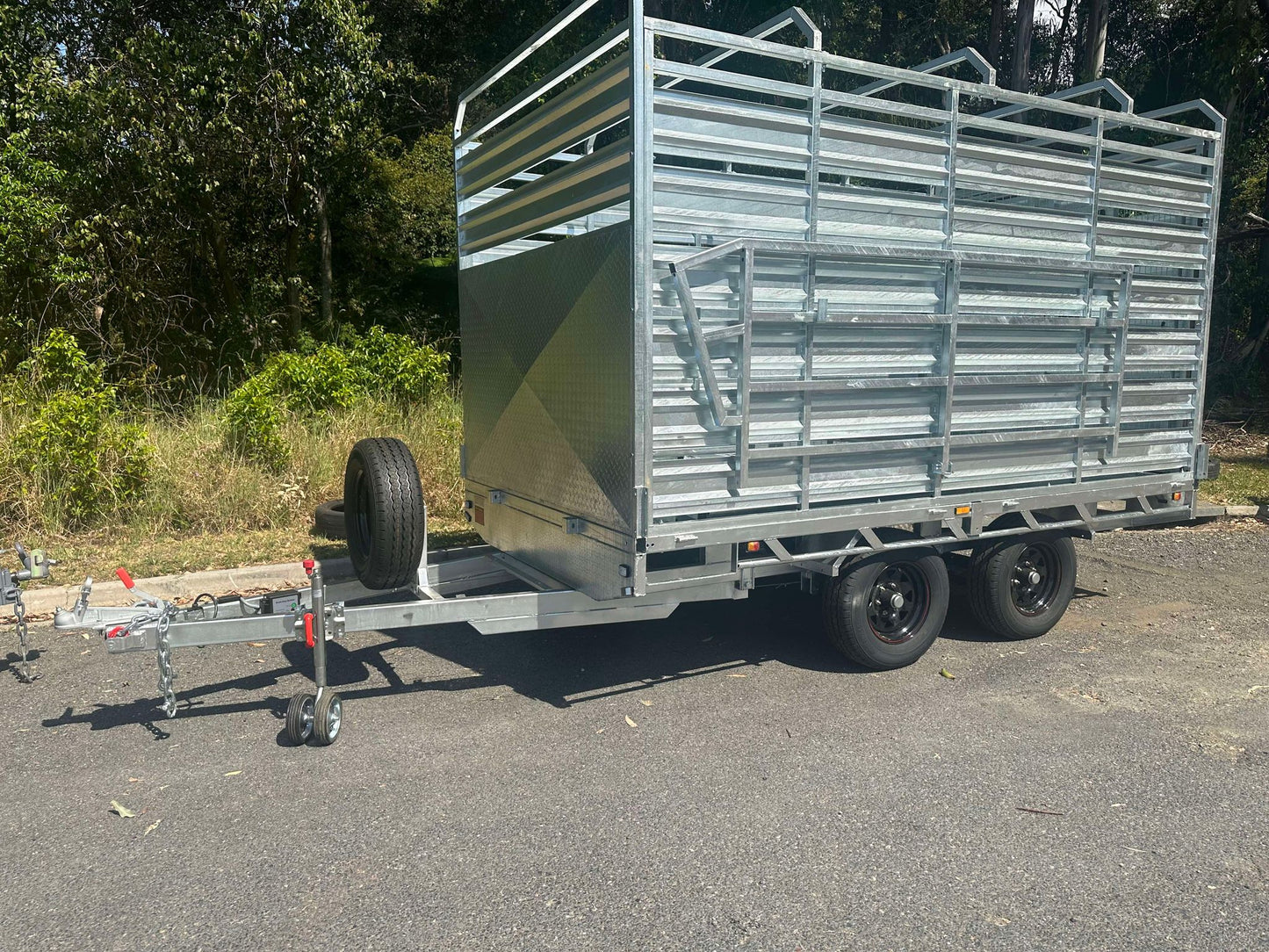 12 x 7 ft Tandem Flat Top Hydraulic Cattle Crate Tipper Trailer with Loading Ramps & Cage ATM 3500kg  – ATM 3500kg Galvanized QLD