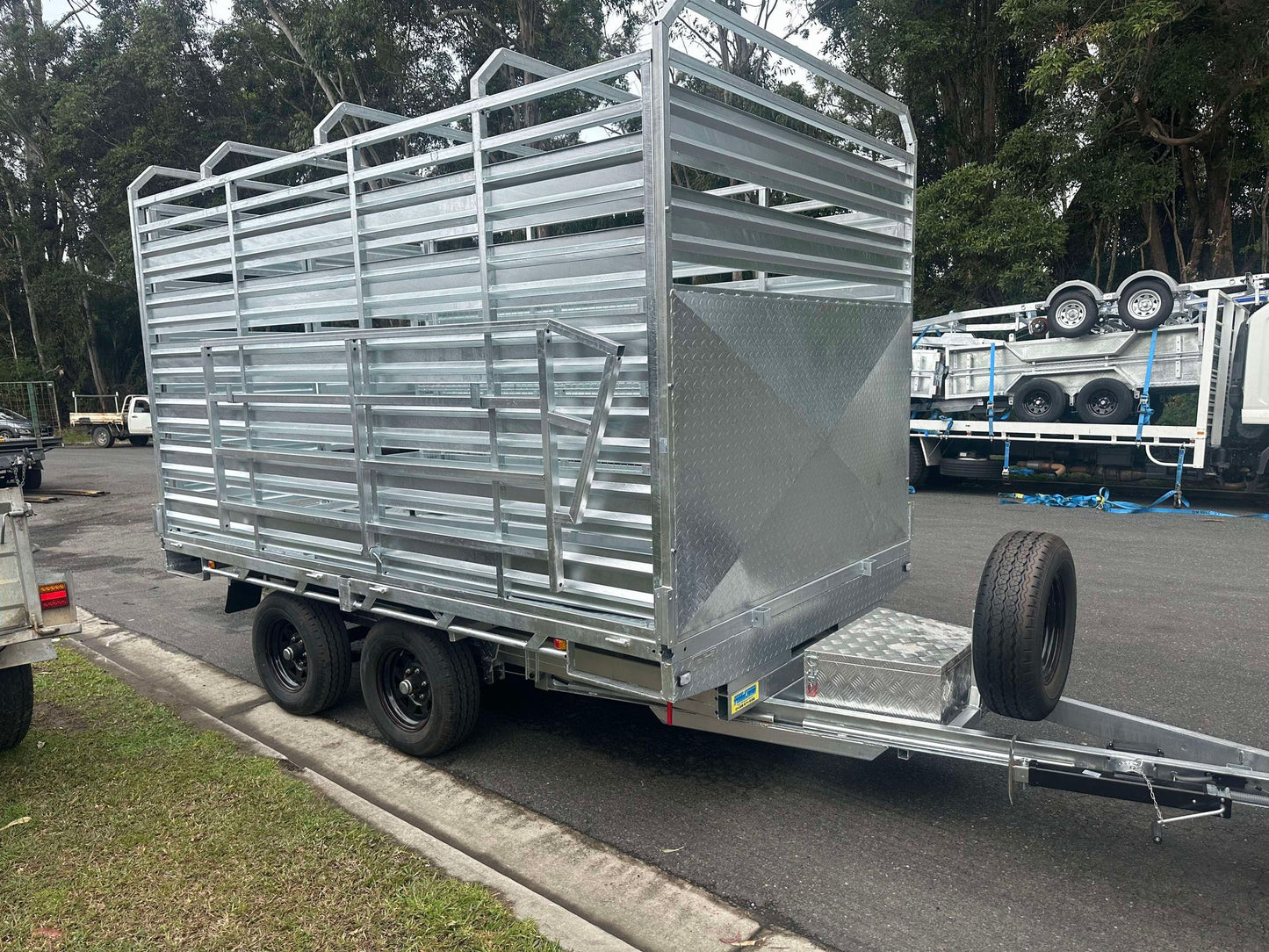 12 x 7 ft Tandem Flat Top Hydraulic Cattle Crate Tipper Trailer with Loading Ramps & Cage ATM 3500kg  – ATM 3500kg Galvanized QLD