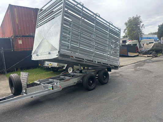 12 x 7 ft Tandem Flat Top Hydraulic Cattle Crate Tipper Trailer with Loading Ramps & Cage ATM 3500kg  – ATM 3500kg Galvanized QLD