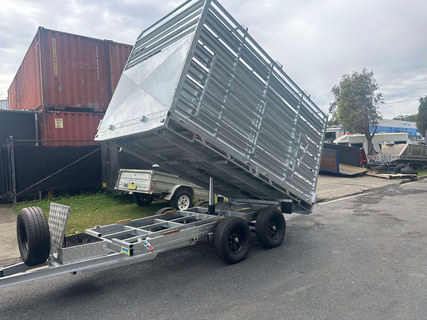 12 x 7 ft Tandem Flat Top Hydraulic Cattle Crate Tipper Trailer with Loading Ramps & Cage ATM 3500kg  – ATM 3500kg Galvanized QLD