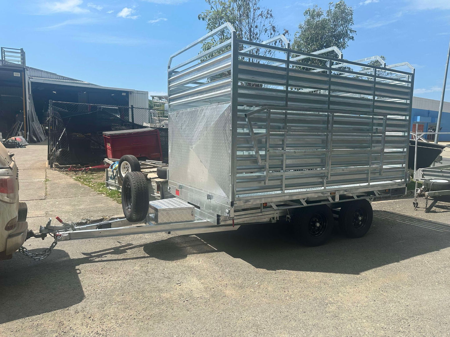 12 x 7 ft Tandem Flat Top Hydraulic Cattle Crate Tipper Trailer with Loading Ramps & Cage ATM 3500kg  – ATM 3500kg Galvanized QLD