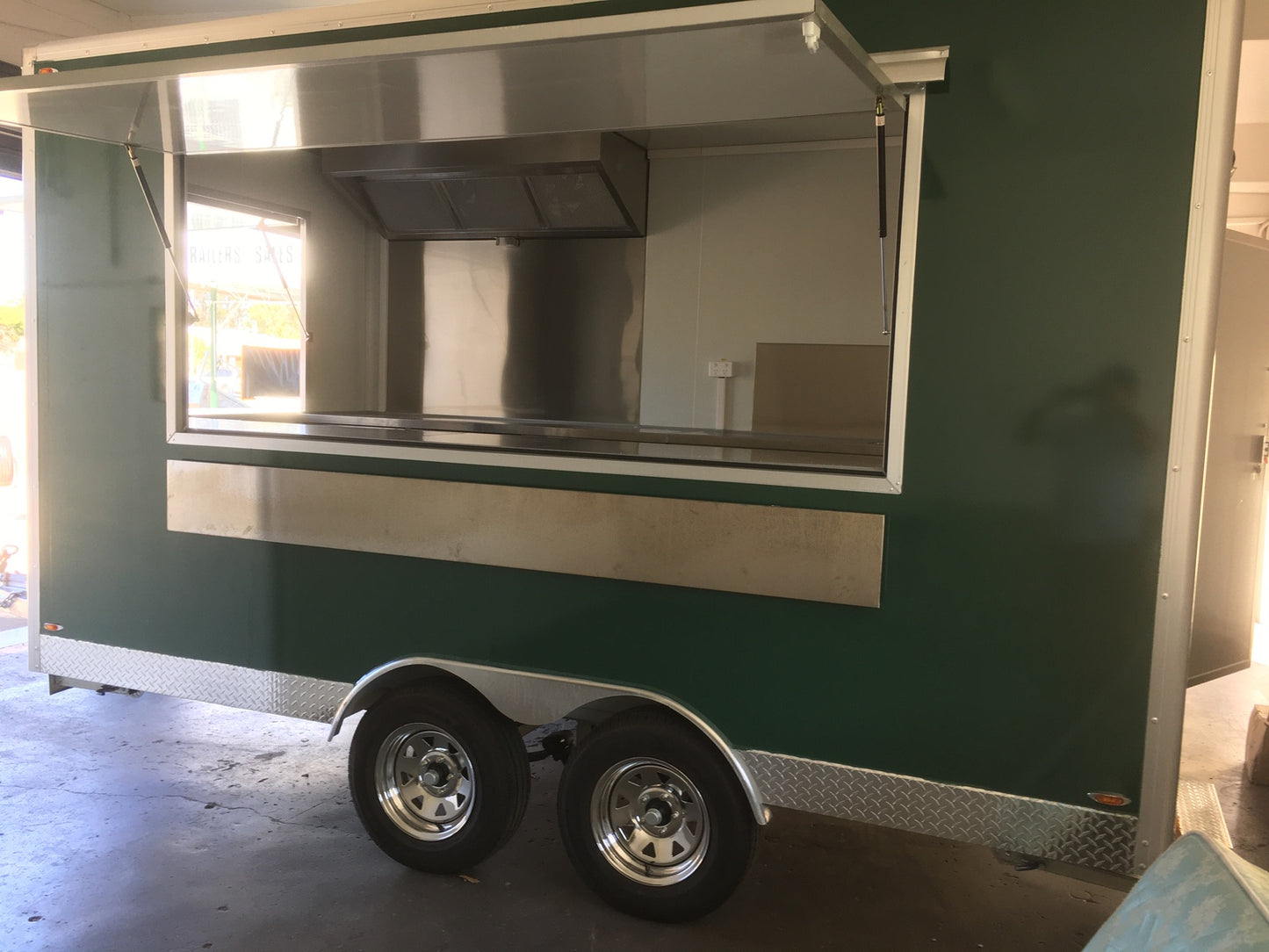 Food Trailer 3.5 x 2.1 meters Tandem with Great Inclusions and Colors