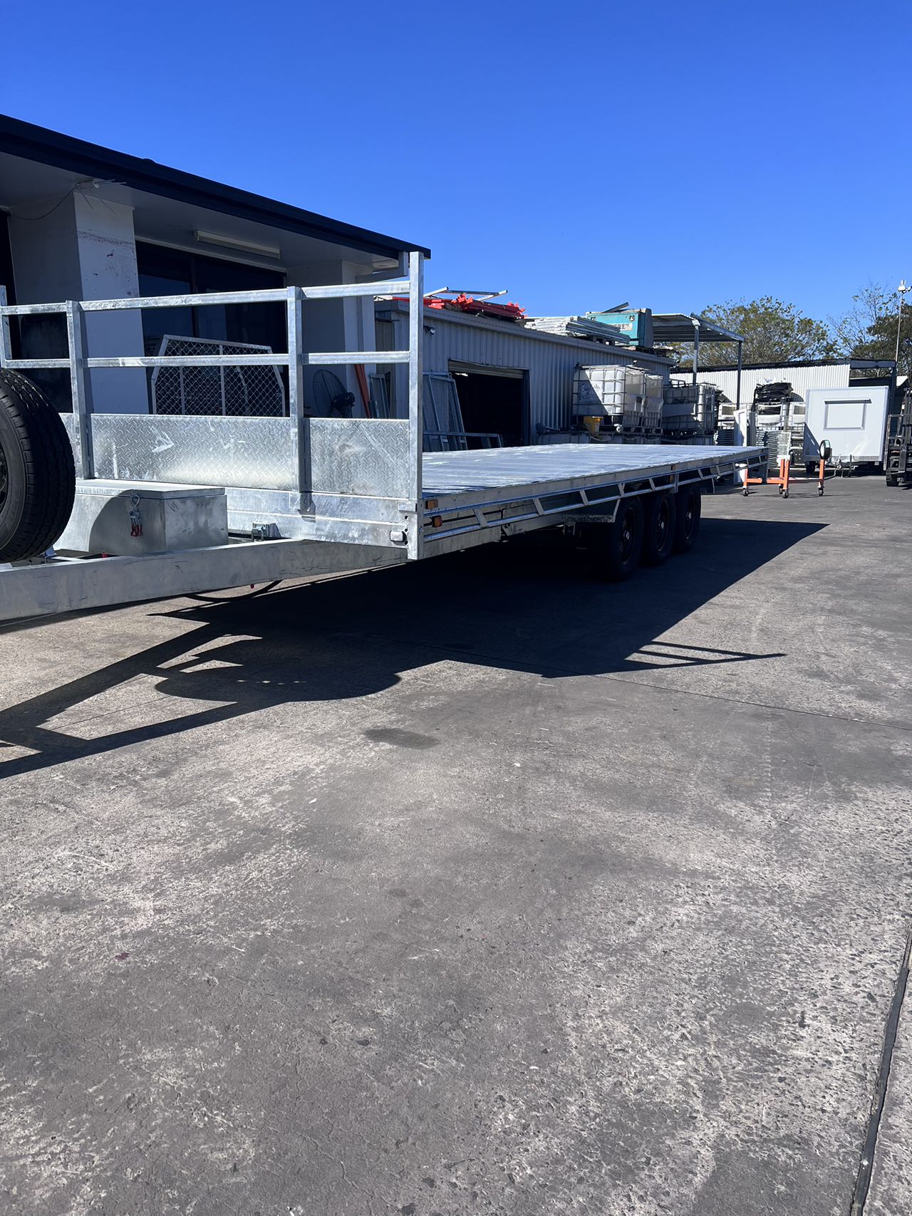 8M HYD TILTING FLAT TOP TRI AXLE TRAILER