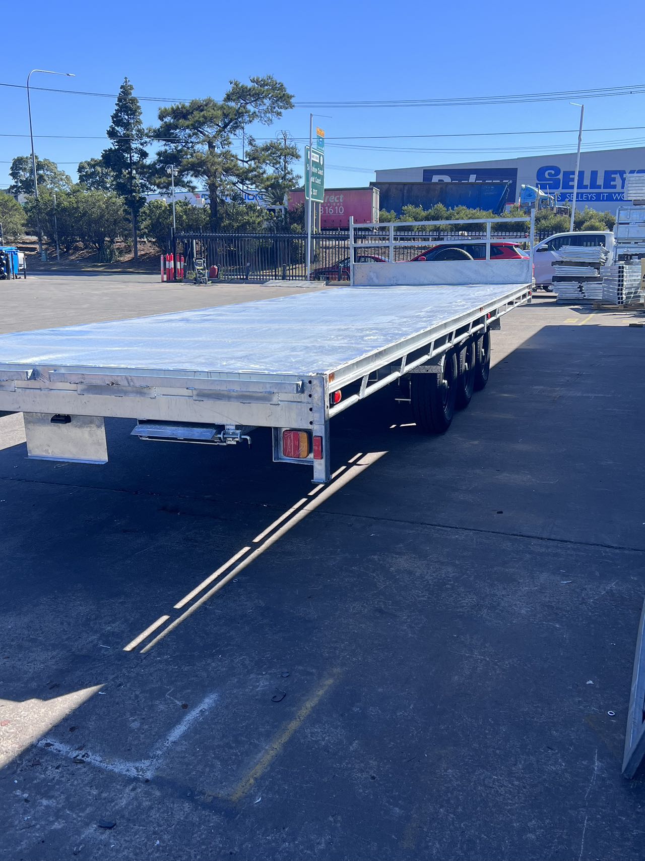 8M HYD TILTING FLAT TOP TRI AXLE TRAILER