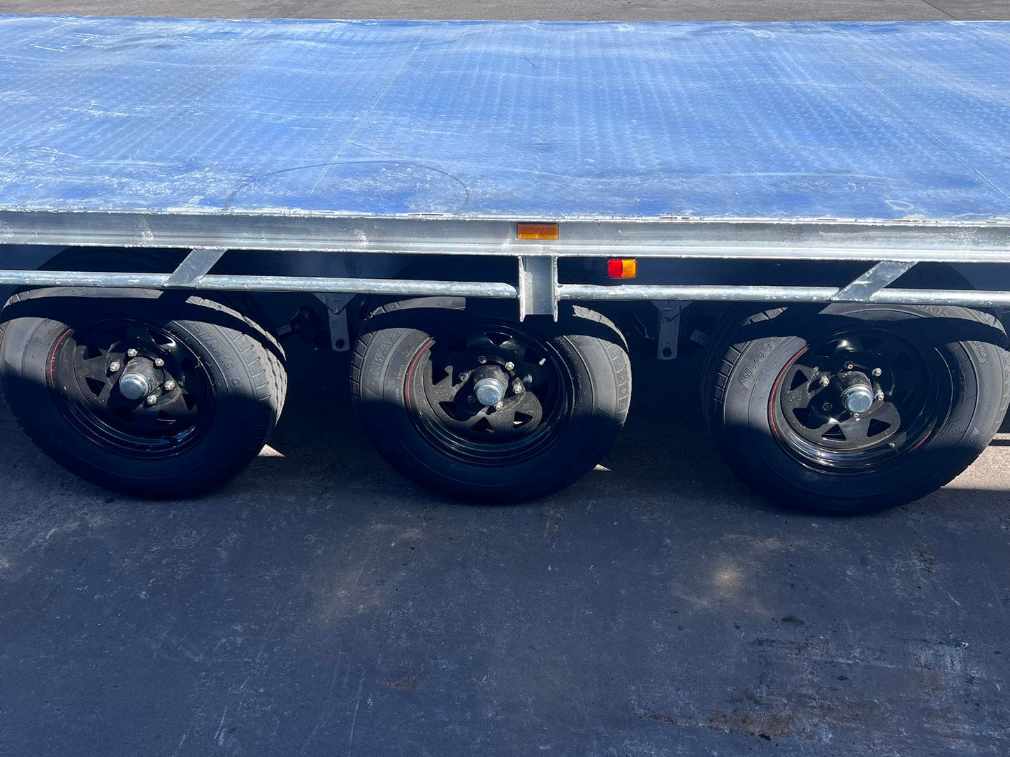 8M HYD TILTING FLAT TOP TRI AXLE TRAILER