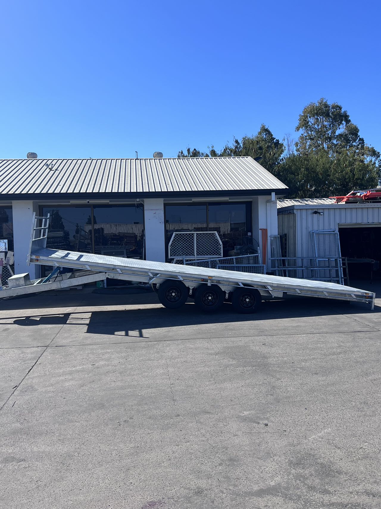 8M HYD TILTING FLAT TOP TRI AXLE TRAILER